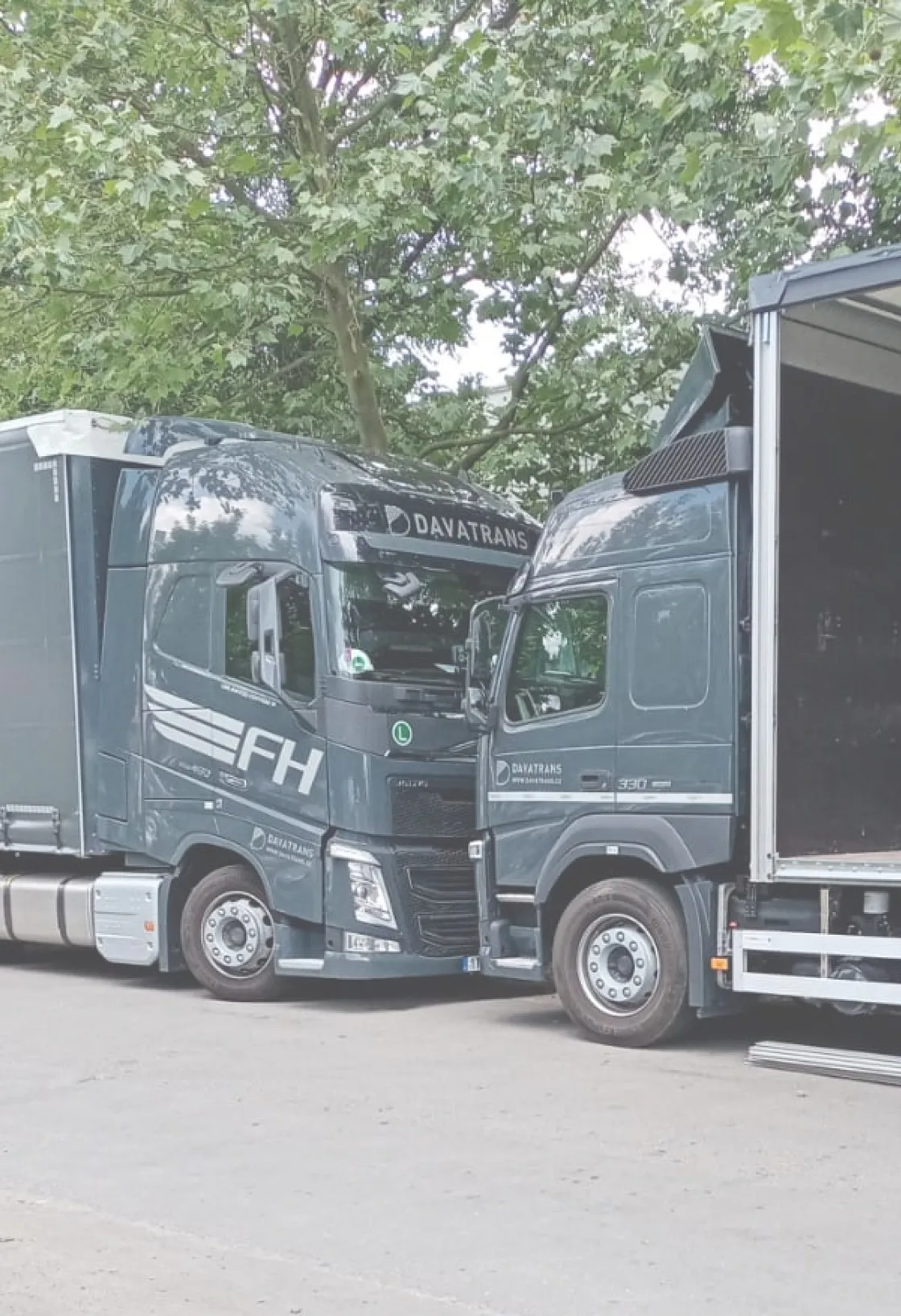 Tahače VOLVO FH DAVATRANS s návěsy v areálu