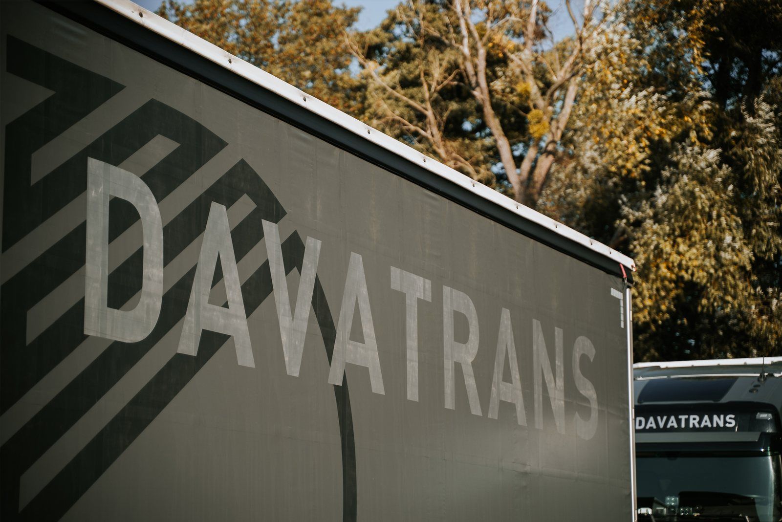 Curtain-side trailer with the DAVATRANS logo