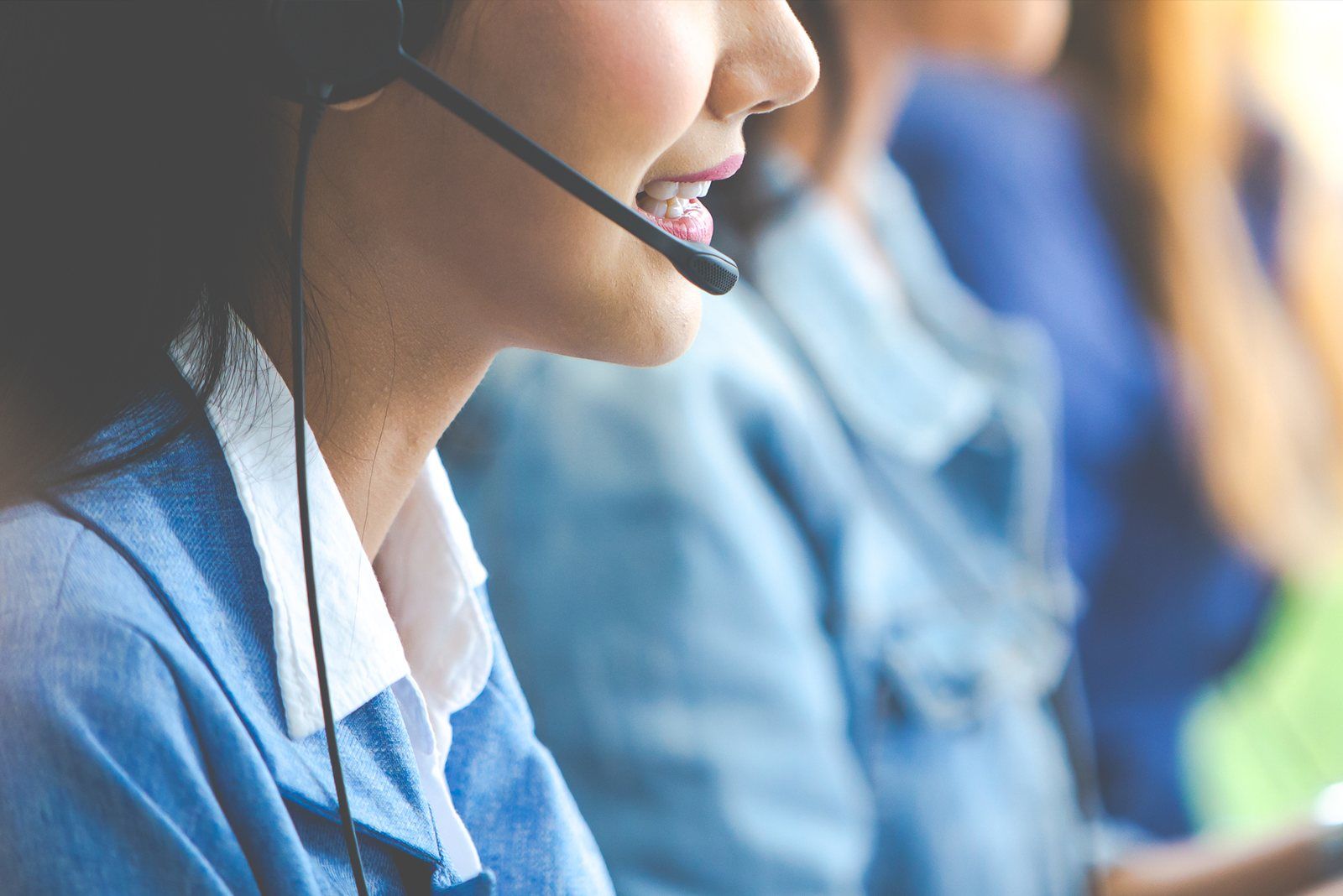 Freight forwarding dispatcher with a headset